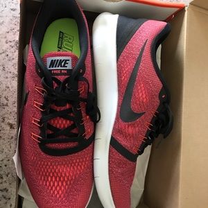 Men’s Nike Free Runs (Size 11.5)- NEVER WORN-